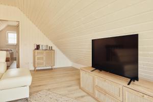 TV in/ali zabaviščno središče v nastanitvi Schorfheide - Ferienhaus mit Sauna und Hot Tub Whirlpool! Energiekosten flat