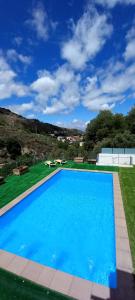 una grande piscina blu in un cortile di Casa Roma a Granada