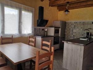 cocina con mesa de madera y comedor en Vivienda Turistica Cueto Larama VUT-LE-860, en Villafeliz