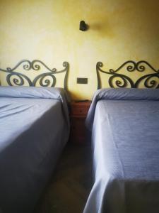 two beds sitting next to each other in a bedroom at Vivienda Turistica Cueto Larama VUT-LE-860 in Villafeliz