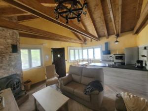 a living room with a couch and a kitchen at Vivienda Turistica Cueto Larama VUT-LE-860 in Villafeliz