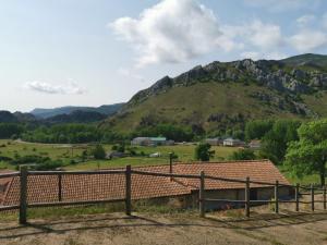 a view of a mountain with a fence at Vivienda Turistica Cueto Larama VUT-LE-860 in Villafeliz