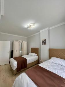 Een bed of bedden in een kamer bij TURGUT REZİDANS