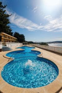 ein großes Becken mit blauem Wasser in der Mitte in der Unterkunft Hotel Val in Trogir + 59 Fotos