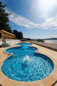 een groot zwembad met blauw water in het midden bij All Inclusive Hotel Val ex Jadran in Trogir