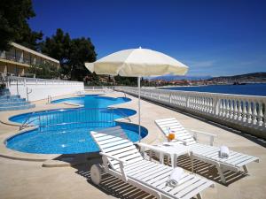 Bazén v ubytování Hotel Val All Inclusive nebo v jeho okolí