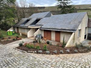 una casa con paneles solares encima en Villa au cœur des vignes de Chavignol en Sancerre