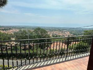 een balkon met uitzicht op de stad bij Casa Vacanze di Laura in Zafferana Etnea