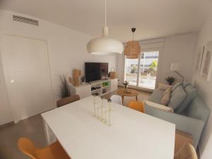 Telewizja i/lub zestaw kina domowego w obiekcie MAR & SAL Roquetas de Mar playa de las Salinas