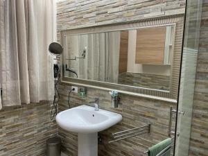 een badkamer met een wastafel en een spiegel bij Casa Vacanze di Laura in Zafferana Etnea