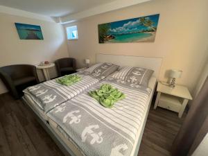 1 dormitorio con 1 cama y 2 toallas verdes en Ferienwohnung Liss, en Timmendorfer Strand