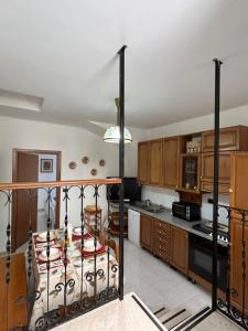 Pacentro的住宿－La Minicasa，一个带木制橱柜的厨房和一张位于客房内的床