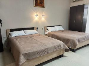 2 Betten in einem Hotelzimmer mit 2 Schlafzimmern in der Unterkunft Апартаменти на Печерську in Kiew