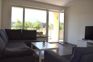 un soggiorno con un divano e un tavolo di Rebekka‘s Apartment a Füssen