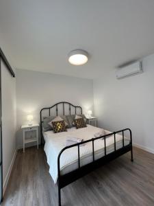 מיטה או מיטות בחדר ב-A8 Apartments Melnragė