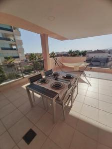 stół i krzesła na patio z balkonem w obiekcie MAR & SAL Roquetas de Mar playa de las Salinas w mieście Roquetas de Mar