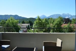 balcone con sedie e vista sulle montagne. di Rebekka‘s Apartment a Füssen