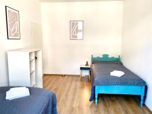een slaapkamer met 2 bedden in een kamer bij 2 Rooms, free Parking, 25 min to Düsseldorf, 150 Mbps WLAN in Duisburg