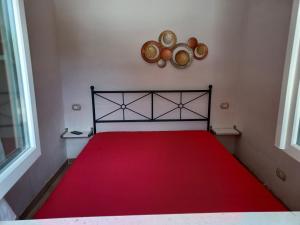 Een bed of bedden in een kamer bij L'Abbraccio B&B