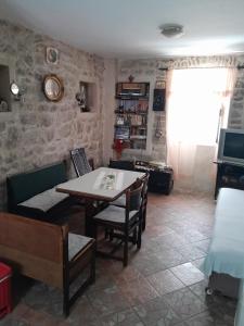 een woonkamer met een tafel en stoelen bij Apartment Radovic in Kotor