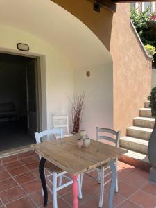 una mesa de madera y sillas en un patio en Casale Giancesare Villa Agricola, en Capaccio-Paestum