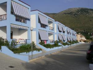 un edificio blanco con balcones en el lateral de una calle en Residence Soleluna, en Praia a Mare