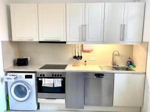 Kuchyň nebo kuchyňský kout v ubytování 2 Rooms, free Parking, 25 min to Düsseldorf, 150 Mbps WLAN