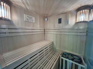 een sauna met banken en een klok aan de muur bij Ferienwohnung Ornella mit Sauna, Whirlpool in Großschönau