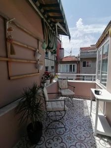 d'une terrasse avec 2 chaises et une table sur un balcon. dans l'établissement Terrace Flat in the Kadikoy Center, à Istanbul