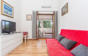 TV a/nebo společenská místnost v ubytování Nice Apartment In Pinezici With Wifi