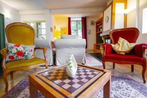 a living room with two chairs and a chessboard at Le Pech Merle YourHostHelper in Saint-Jean-de-Minervois