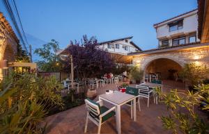 un patio con tavoli e sedie in un cortile di Artelier Vama Veche a Vama Veche
