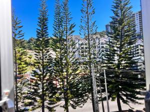 un grupo de árboles frente a un edificio en Hotel Citra en Brinchang