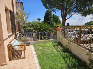 un balcon avec un banc à côté d'une clôture dans l'établissement S255 - Sirolo, nuovo trilocale a due passi dal centro, à Sirolo