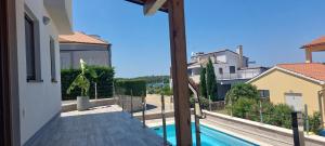 Bazén v ubytovaní Luxury Apartment near the beach with Private Pool -Exclusive Use alebo v jeho blízkosti