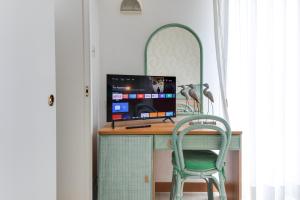 A television and/or entertainment centre at Hotel Cigno D'Oro