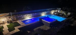 Bazén v ubytovaní Villa Hrustika - heated pool, jacuzzi & sauna alebo v jeho blízkosti
