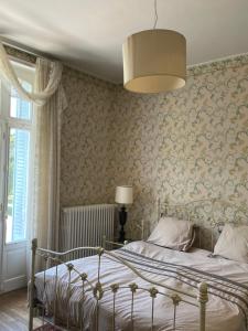 ネリ・レ・バンにあるBed and Breakfast Villa Castel Marie Louiseのベッドルーム1室(ベッド1台、シャンデリア付)
