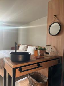 La salle de bains est pourvue d'un lavabo sur une table en bois. dans l'établissement Hotel Farsund, à Sanxenxo