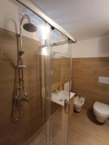 un bagno con doccia, lavandino e WC di OH CHE BEL CASTELLO a Ortona