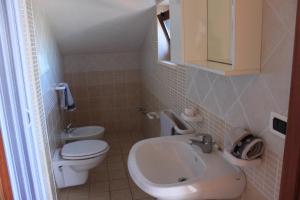 A bathroom at Green Park Residence