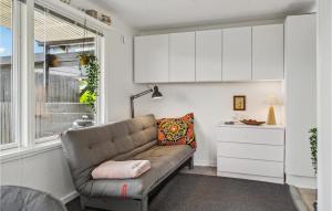 - un salon avec un canapé et une fenêtre dans l'établissement Cozy Home In Bogense With Wifi, à Bogense