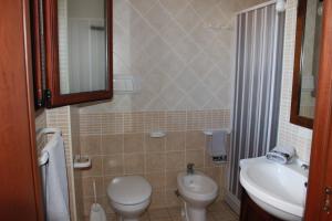 A bathroom at Green Park Residence