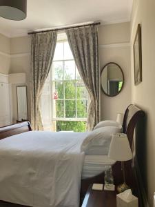 Postel nebo postele na pokoji v ubytování Beautiful Regency Crescent Apartment in Idyllic Location