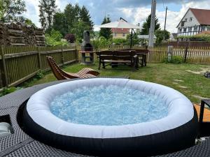 a large pool of water sitting on a table in a yard at Ferienhaus Hexe mit Whirlpool, Sauna, Garten in Großschönau