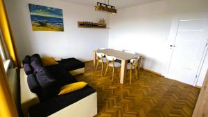 uma sala de estar com um sofá e uma mesa em Apartament w centrum Kołobrzegu, nad rzeką em Kolobrzeg