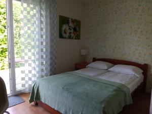 米科瓦伊基的住宿－A-ura Pokoje goscinne，一间卧室设有一张床和一个大窗户