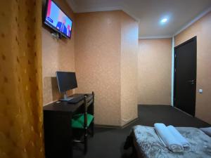 Televiisor ja/või meelelahutuskeskus majutusasutuses Hotel Shalimar
