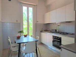 Køkken eller tekøkken på Pesaro grand appartement de 1 à 6 personnes parking privé, zone mer