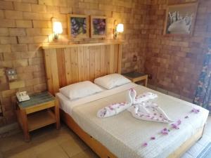 Säng eller sängar i ett rum på Tobya Village Hotel